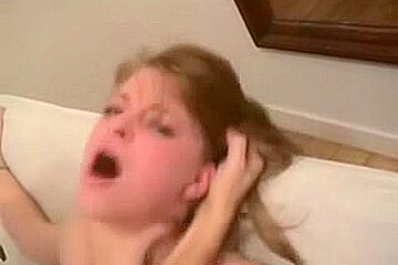 Kitti har throatfucked