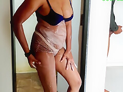 Komal Bhabhi Ko Chori Se Nahate Hue Dekh Kar Pani Gira Diya