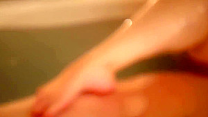 Kourtney Cakes Bath Twerk