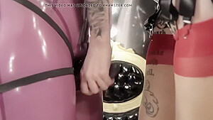 Latex Anal Lesbian Strapon
