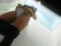 Latin woman takes a piss
