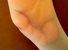 Les pieds de ma femme en nylon blanc et vernis rouge 1