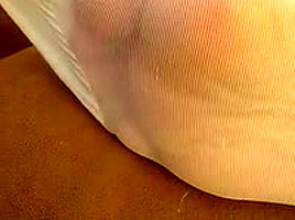 Les pieds de ma femme en nylon blanc et vernis rouge 1