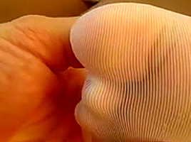 Les pieds de ma femme en nylon blanc et vernis rouge 1