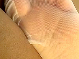 Les pieds de ma femme en nylon blanc et vernis rouge 1
