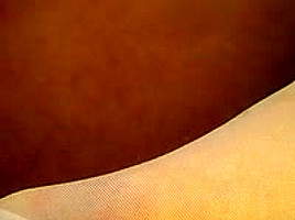Les pieds de ma femme en nylon blanc et vernis rouge 1