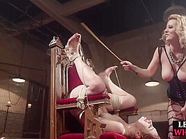 Lezdom lesbian seduces nasty dyke b4 whipping hardcore