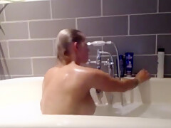 Live Show In The Bathtub! - Loulou Petite