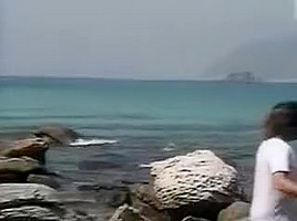 Mec barbu baise une thailandaise au bord de la mer