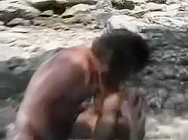 Mec barbu baise une thailandaise au bord de la mer