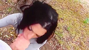 Mi chica mamando en el parque