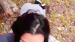 Mi chica mamando en el parque