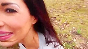 Mi chica mamando en el parque
