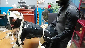 Mj en soubrette fait le service a domicile 