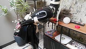 Mj en soubrette fait le service a domicile 