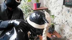 Mj en soubrette fait le service a domicile 