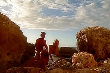 Moments chauds dans la mer dans une ambiance sexuelle profonde