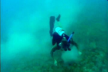 Moments chauds dans la mer dans une ambiance sexuelle profonde