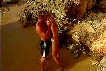Moments chauds dans la mer dans une ambiance sexuelle profonde