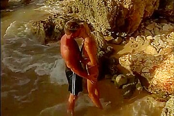 Moments chauds dans la mer dans une ambiance sexuelle profonde