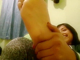 Mona masajea sus pies