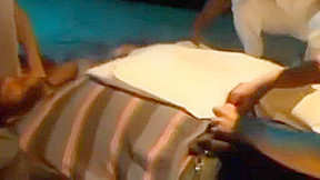 Moreno gostoso fica pelado no meio da peca