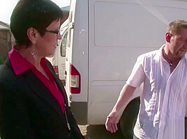 Mutti laesst sich auf der Arbeit ficken und besamen