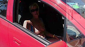Nackt an der Strasse