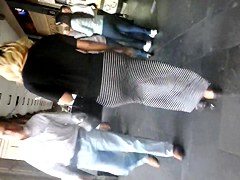 Nalgona flaca en vestido largo
