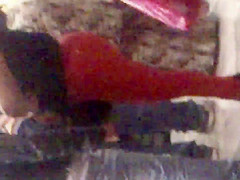 Nalgotas en pantalon apretado rojo