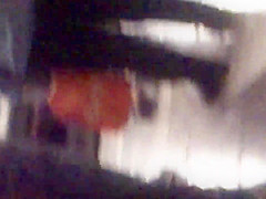 Nalgotas en pantalon apretado rojo