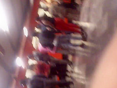 Nalgotas en pantalon apretado rojo