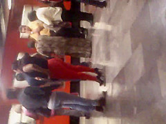 Nalgotas en pantalon apretado rojo
