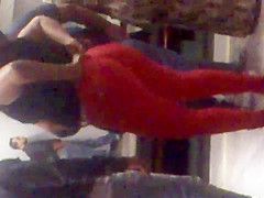Nalgotas en pantalon apretado rojo