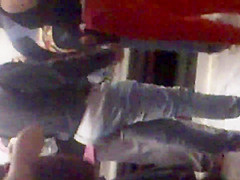 Nalgotas en pantalon apretado rojo