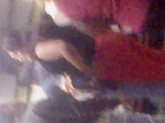 Nalgotas en pantalon apretado rojo