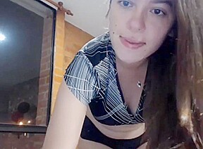 Nena putita se desnuda en su Sala