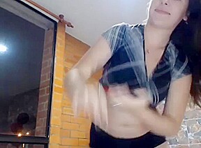 Nena putita se desnuda en su Sala