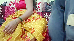 Pila Saree Pahankar Desi Bhabhi Ne Apane Hi Ke Sath Chud Gahi