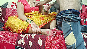 Pila Saree Pahankar Desi Bhabhi Ne Apane Hi Ke Sath Chud Gahi