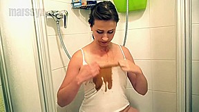 Pissing On Sexy Woman 909