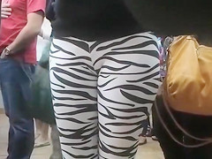 Public cameltoe in skintight zebra pants