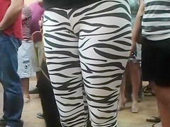 Public cameltoe in skintight zebra pants