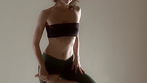 Razdery Noga In Tight Yoga Pants