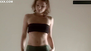 Razdery Noga In Tight Yoga Pants