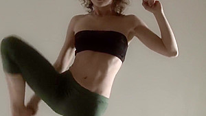 Razdery Noga In Tight Yoga Pants