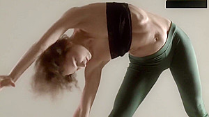 Razdery Noga In Tight Yoga Pants