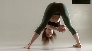 Razdery Noga In Tight Yoga Pants