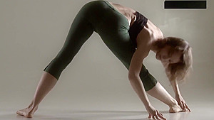 Razdery Noga In Tight Yoga Pants