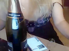 Ret R She Puts Her Pussy On The Bottle